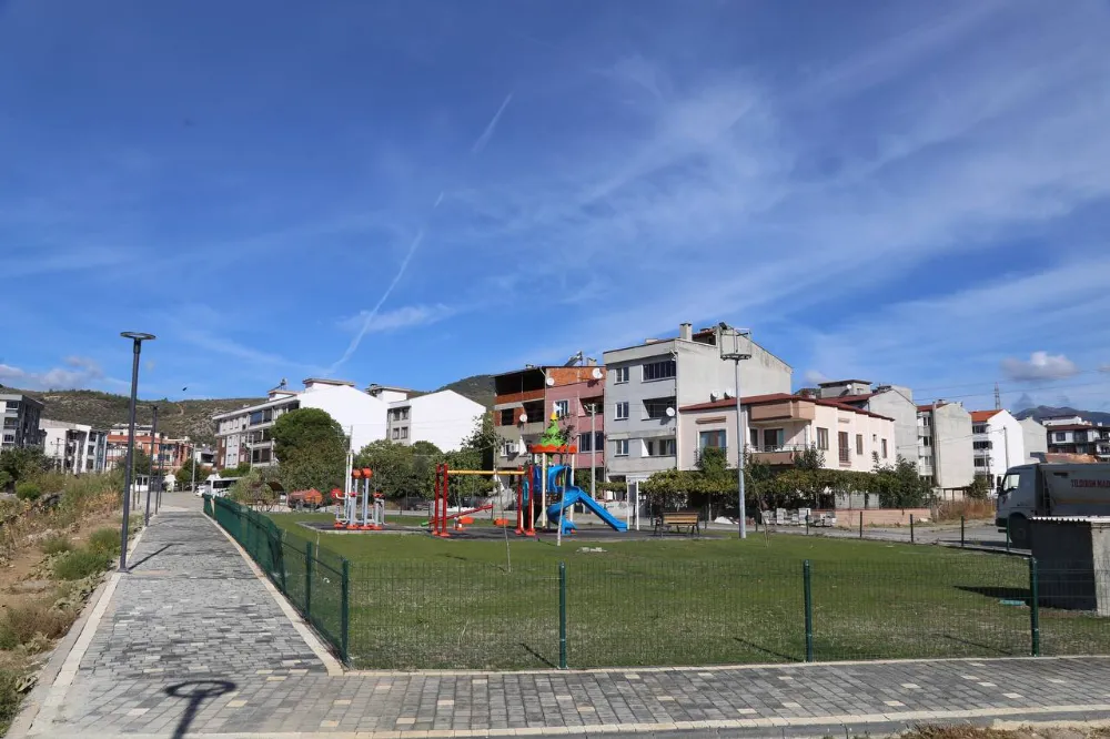 Edremit Belediyesi Tuzcumurat Mahallesi’nde yaptığı çalışmayla kente yeni yürüyüş yolu kazandırdı. Yürüyüş yolu yeni nesil tasarruflu ışıklandırmalarla ışıl ışıl yapılarak hizmete sunuldu.