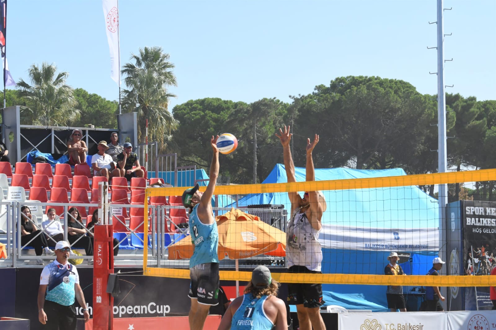Balıkesir, plaj voleybolunun göz bebeği oluyor