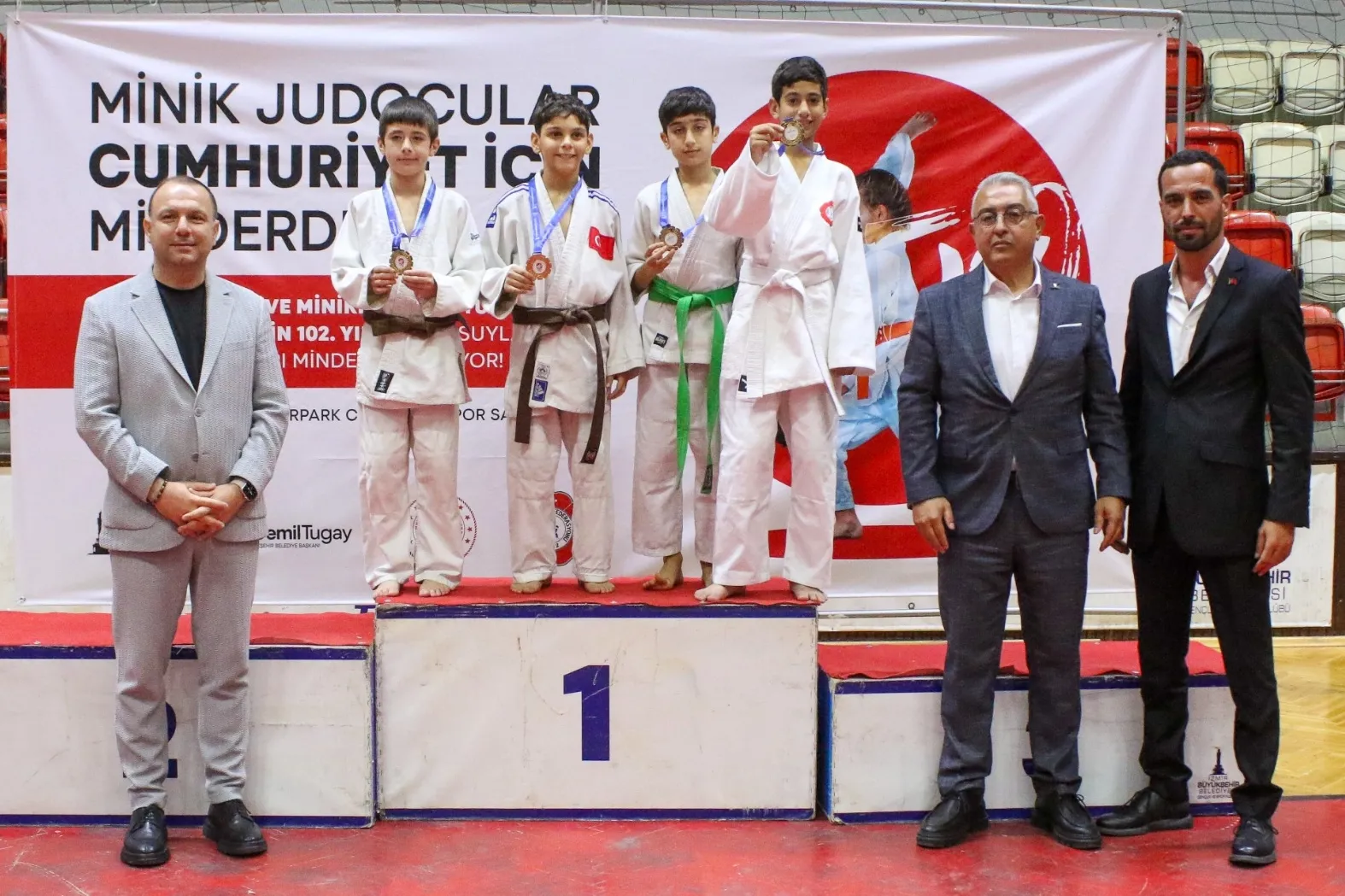 İzmirli minik sporcular Cumhuriyet için ter döktü