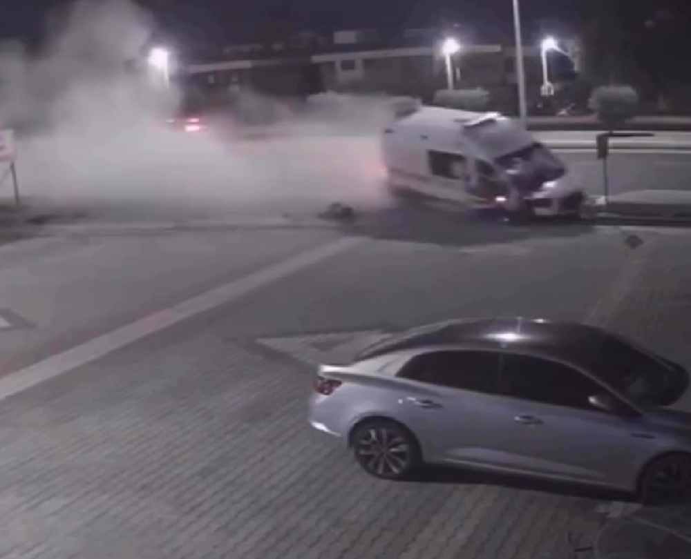 Kaldırıma çarpan ambulanstaki 3 sağlık çalışanı yaralandı; kaza anı kamerada